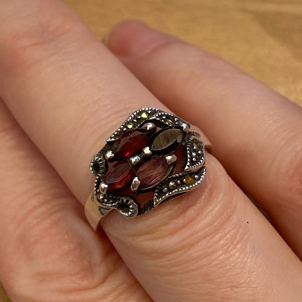 Vintage garnet & marcasite 925 sterling silver ring